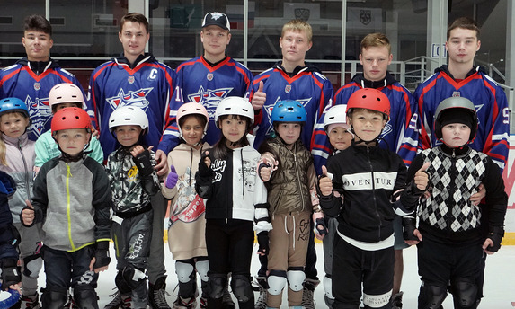 Сахалинские хоккеисты вышли на лёд со школьниками