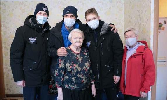 «Сахалинские Акулы» стали волонтёрами и помогли пенсионерам