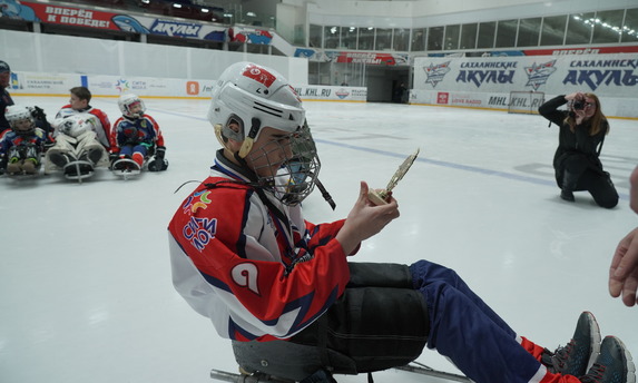 Команду «Сахалинские львята» наградили за победу в V Всероссийском Фестивале адаптивного хоккея.