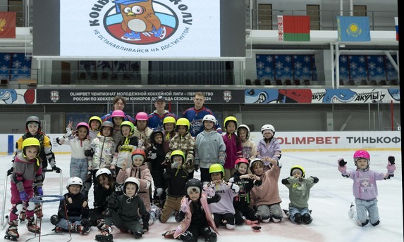 Игроки «Сахалинских Акул» приняли участие в проекте «Коньки в школу».
