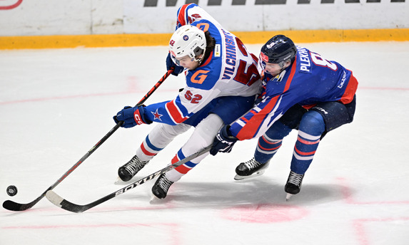 «Сахалинские Акулы» в упорном матче уступили финалисту МХЛ