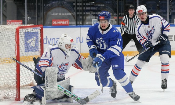 «Сахалинские Акулы» в&nbsp;500-ом матче уступили московскому «Динамо» в&nbsp;овертайме.