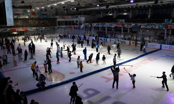 «Сахалинские Акулы» провели благотворительные массовые катания на&nbsp;коньках