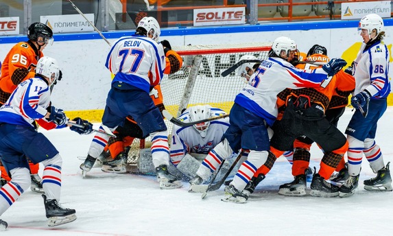 «Сахалинские Акулы» обыграли «Амурских Тигров» в&nbsp;Хабаровске и&nbsp;сохранили шансы на&nbsp;<span class="nobr">плей‐ин</span>