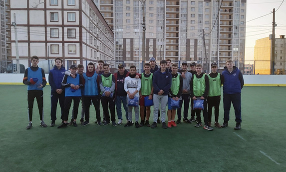 Игроки «Сахалинских Акул» провели тренировку для дворовых спортсменов