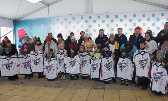 «Сахалинские Акулы» поздравили участников 8 чемпионата семейной детсадовской лиги по футболу